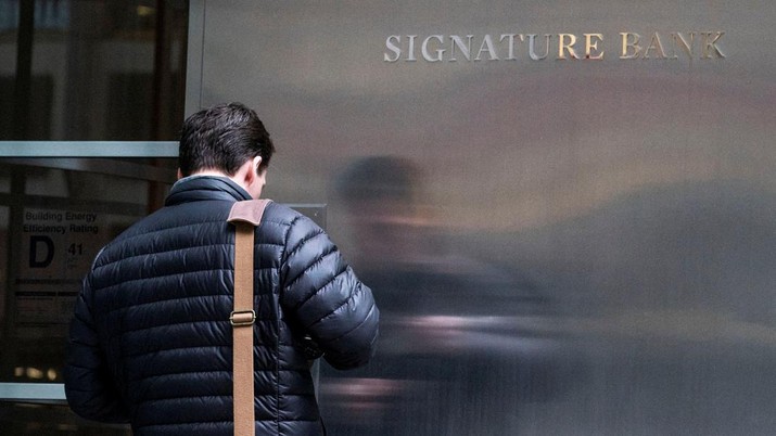 Seorang pekerja tiba di kantor pusat Signature Bank di New York City, AS. (REUTERS/EDUARDO MUNOZ) Seorang pekerja tiba di kantor pusat Signature Bank di New York City, AS. (REUTERS/EDUARDO MUNOZ)