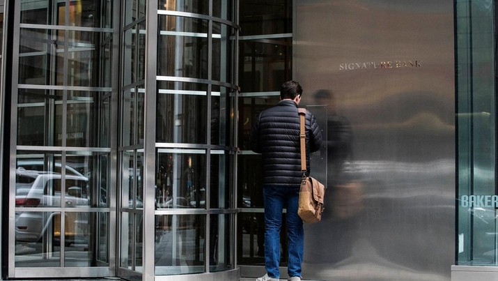 Seorang pekerja tiba di kantor pusat Signature Bank di New York City, AS. (REUTERS/EDUARDO MUNOZ) Seorang pekerja tiba di kantor pusat Signature Bank di New York City, AS. (REUTERS/EDUARDO MUNOZ)