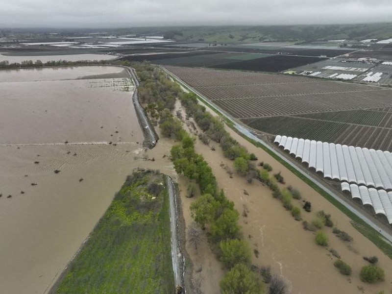 Tangkapan layar dari video menunjukkan tanggul jebol dan sungai banjir di Pajaro, California, AS, 12 Maret 2023. (REUTERS/DRONE BASE) Tangkapan layar dari video menunjukkan tanggul jebol dan sungai banjir di Pajaro, California, AS, 12 Maret 2023. (REUTERS/DRONE BASE)