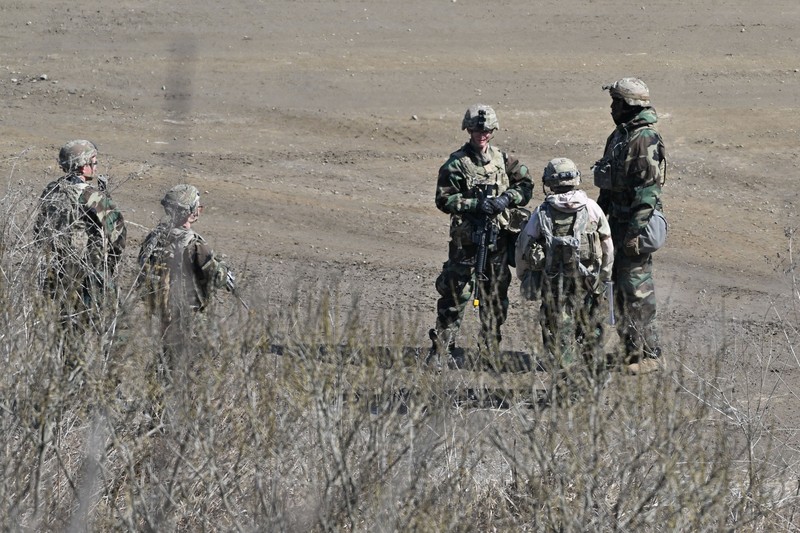 Tentara Korea Selatan dan Amerika Serikat bergerak di Yeoncheon, dekat perbatasan dengan Korea Utara, Senin, 13 Maret 2023. (AP/Ahn Young-joon)