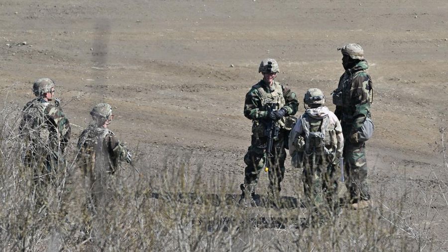 Tentara Korea Selatan dan Amerika Serikat bergerak di Yeoncheon, dekat perbatasan dengan Korea Utara, Senin, 13 Maret 2023. (AP/Ahn Young-joon)