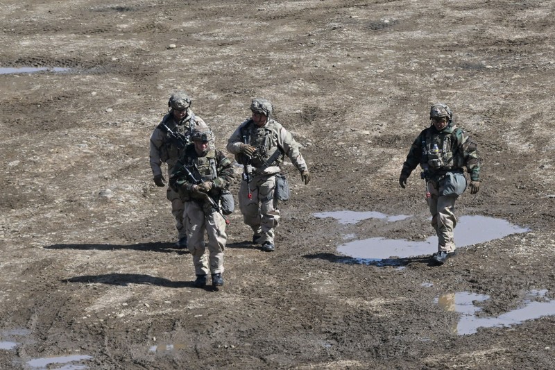 Tentara Korea Selatan dan Amerika Serikat bergerak di Yeoncheon, dekat perbatasan dengan Korea Utara, Senin, 13 Maret 2023. (AP/Ahn Young-joon)