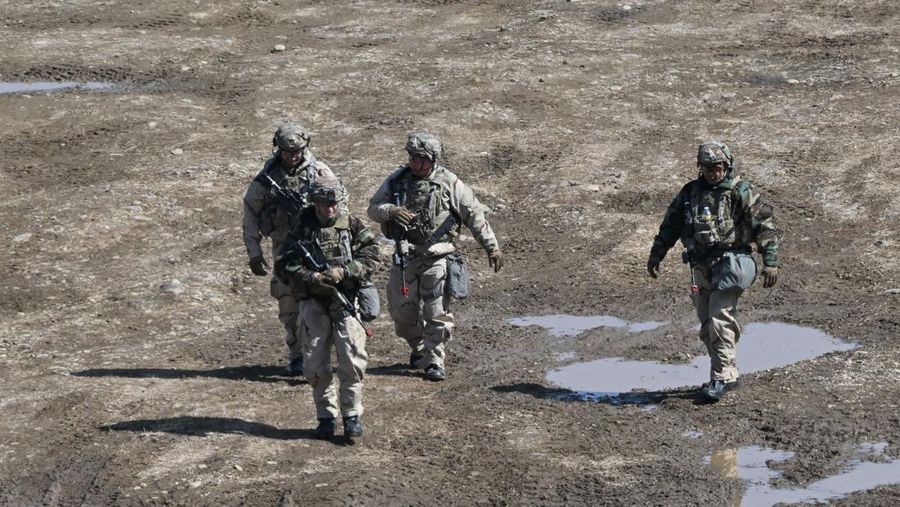 Tentara Korea Selatan dan Amerika Serikat bergerak di Yeoncheon, dekat perbatasan dengan Korea Utara, Senin, 13 Maret 2023. (AP/Ahn Young-joon)