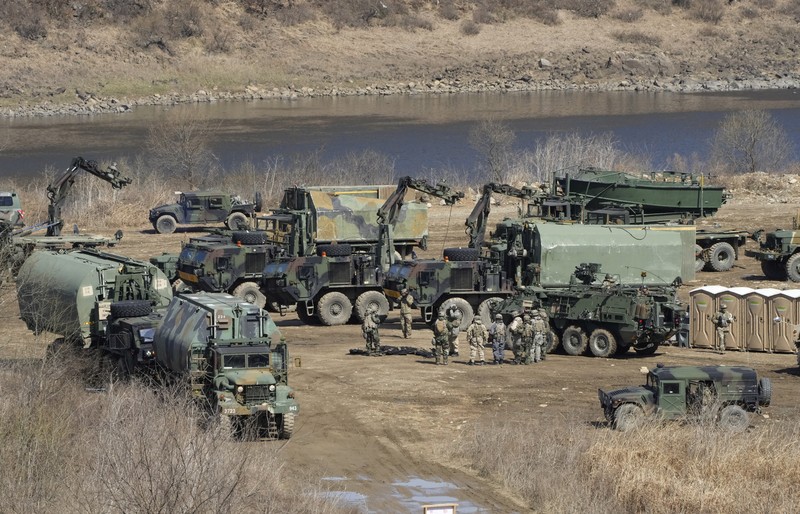 Tentara Korea Selatan dan Amerika Serikat bergerak di Yeoncheon, dekat perbatasan dengan Korea Utara, Senin, 13 Maret 2023. (AP/Ahn Young-joon)