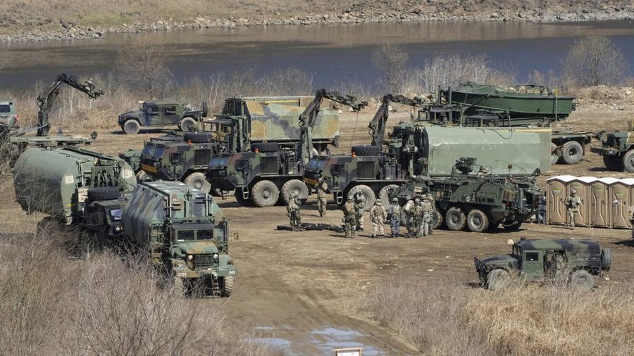 Tentara Korea Selatan dan Amerika Serikat bergerak di Yeoncheon, dekat perbatasan dengan Korea Utara, Senin, 13 Maret 2023. (AP/Ahn Young-joon)