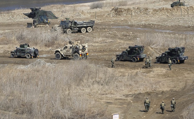 Tentara Korea Selatan dan Amerika Serikat bergerak di Yeoncheon, dekat perbatasan dengan Korea Utara, Senin, 13 Maret 2023. (AP/Ahn Young-joon)