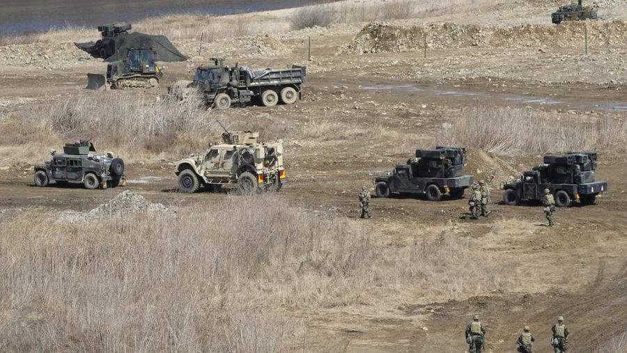 Tentara Korea Selatan dan Amerika Serikat bergerak di Yeoncheon, dekat perbatasan dengan Korea Utara, Senin, 13 Maret 2023. (AP/Ahn Young-joon)