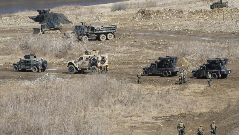 Tentara Korea Selatan dan Amerika Serikat bergerak di Yeoncheon, dekat perbatasan dengan Korea Utara, Senin, 13 Maret 2023. (AP/Ahn Young-joon)