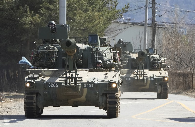Tentara Korea Selatan dan Amerika Serikat bergerak di Yeoncheon, dekat perbatasan dengan Korea Utara, Senin, 13 Maret 2023. (AP/Ahn Young-joon)