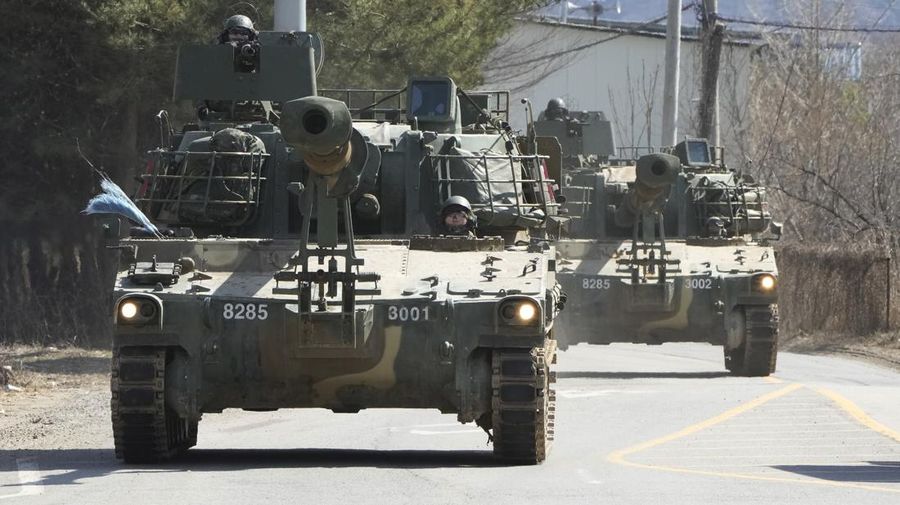 Tentara Korea Selatan dan Amerika Serikat bergerak di Yeoncheon, dekat perbatasan dengan Korea Utara, Senin, 13 Maret 2023. (AP/Ahn Young-joon)