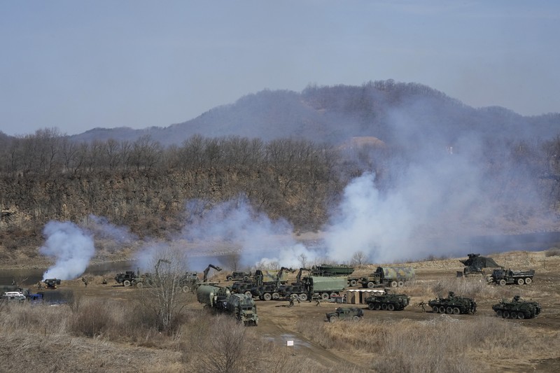 Tentara Korea Selatan dan Amerika Serikat bergerak di Yeoncheon, dekat perbatasan dengan Korea Utara, Senin, 13 Maret 2023. (AP/Ahn Young-joon)