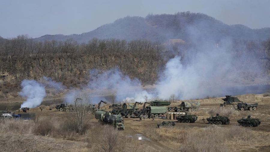 Tentara Korea Selatan dan Amerika Serikat bergerak di Yeoncheon, dekat perbatasan dengan Korea Utara, Senin, 13 Maret 2023. (AP/Ahn Young-joon)