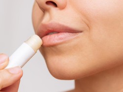 9 Tips agar Bibir Tidak Kering dan Warnanya Pink Alami, No Pecah-pecah! 9 Tips agar Bibir Tidak Kering dan Warnanya Pink Alami, No Pecah-pecah!