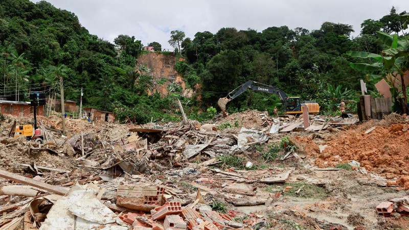 People work at the site of a deadly landslide caused by heavy rains in Manaus, Amazonas state, Brazil, March 13, 2023. REUTERS/Bruno Zanardo NO RESALES. NO ARCHIVES.