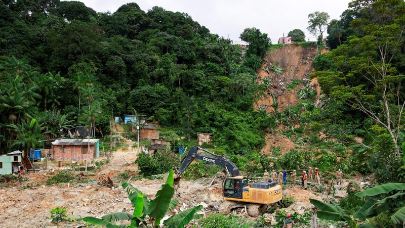 People work at the site of a deadly landslide caused by heavy rains in Manaus, Amazonas state, Brazil, March 13, 2023. REUTERS/Bruno Zanardo NO RESALES. NO ARCHIVES.