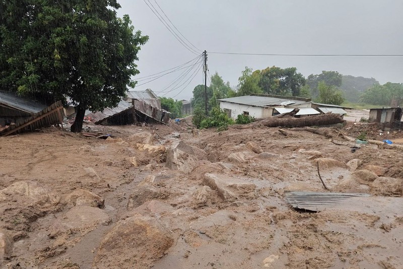 Sebuah jalan yang menghubungkan dua kota Blantyre dan Lilongwe terlihat rusak akibat hujan lebat akibat Topan Tropis Freddy di Blantyre, Malawi Selasa, 14 Maret 2023. Topan yang tak henti-hentinya melanda Afrika bagian selatan telah menewaskan lebih dari 50 orang di Malawi dan Mozambik sejak melanda benua itu untuk kedua kalinya pada Sabtu malam, pihak berwenang di kedua negara telah mengkonfirmasi. (AP Photo/Thoko Chikondi)
