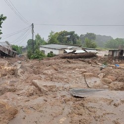 Banjir Dahsyat Hancurkan Kota, Mayat Bergelimpangan