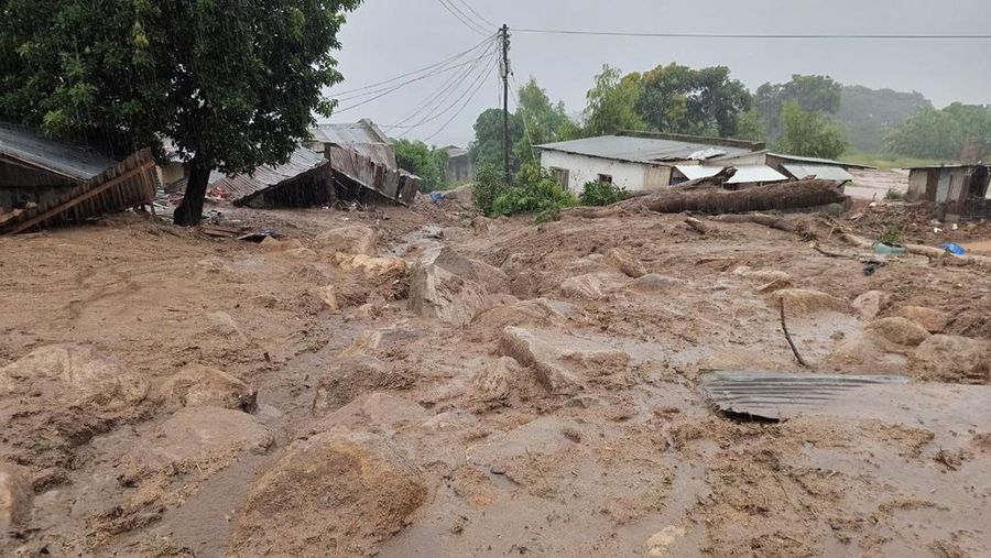 Gambaran umum air banjir di Blantyre pada 14 Maret 2023, yang disebabkan oleh hujan lebat setelah pendaratan siklon Freddy. - Topan Freddy, membawa angin kencang dan hujan deras, menewaskan lebih dari 100 orang di Malawi dan Mozambik saat kembali ke daratan Afrika bagian selatan, kata pihak berwenang pada 13 Maret 2023. Freddy, di jalur untuk menjadi badai terlama dalam catatan, meluncur melalui Afrika selatan pada akhir pekan untuk kedua kalinya dalam beberapa minggu, kembali setelah pukulan pertama pada akhir Februari. (JACK MCBRAMS/AFP via Getty Images)