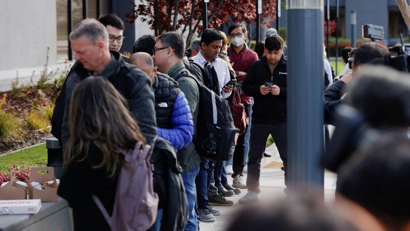 Customers wait in line outside a branch of the Silicon Valley Bank in Wellesley, Massachusetts, U.S., March 13, 2023.     REUTERS/Brian Snyder     TPX IMAGES OF THE DAY