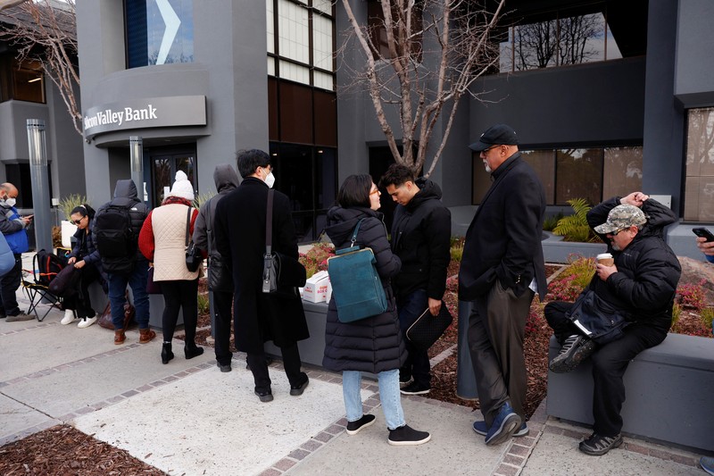 GLOBAL-BANKS/SVB Customers wait in line outside a branch of the Silicon Valley Bank in Wellesley, Massachusetts, U.S., March 13, 2023. REUTERS/Brian Snyder TPX IMAGES OF THE DAY