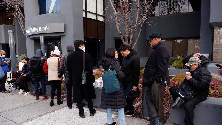 Customers wait in line outside a branch of the Silicon Valley Bank in Wellesley, Massachusetts, U.S., March 13, 2023.     REUTERS/Brian Snyder     TPX IMAGES OF THE DAY