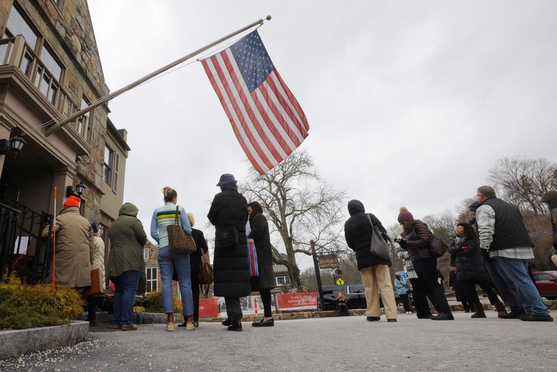 GLOBAL-BANKS/SVB Customers wait in line outside a branch of the Silicon Valley Bank in Wellesley, Massachusetts, U.S., March 13, 2023. REUTERS/Brian Snyder TPX IMAGES OF THE DAY