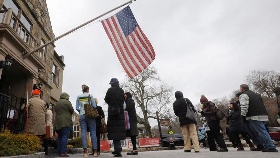 Customers wait in line outside a branch of the Silicon Valley Bank in Wellesley, Massachusetts, U.S., March 13, 2023.     REUTERS/Brian Snyder     TPX IMAGES OF THE DAY