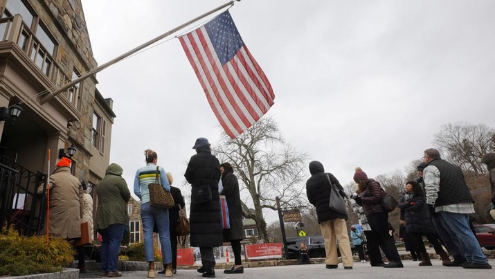 GLOBAL-BANKS/SVB Customers wait in line outside a branch of the Silicon Valley Bank in Wellesley, Massachusetts, U.S., March 13, 2023. REUTERS/Brian Snyder
