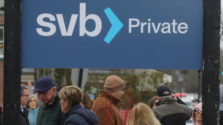 Customers wait in line outside a branch of the Silicon Valley Bank in Wellesley, Massachusetts, U.S., March 13, 2023.     REUTERS/Brian Snyder