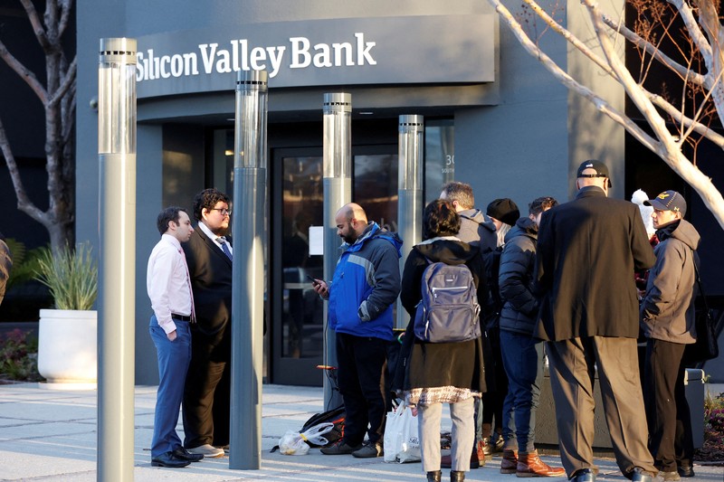 GLOBAL-BANKS/SVB Customers wait in line outside a branch of the Silicon Valley Bank in Wellesley, Massachusetts, U.S., March 13, 2023. REUTERS/Brian Snyder TPX IMAGES OF THE DAY