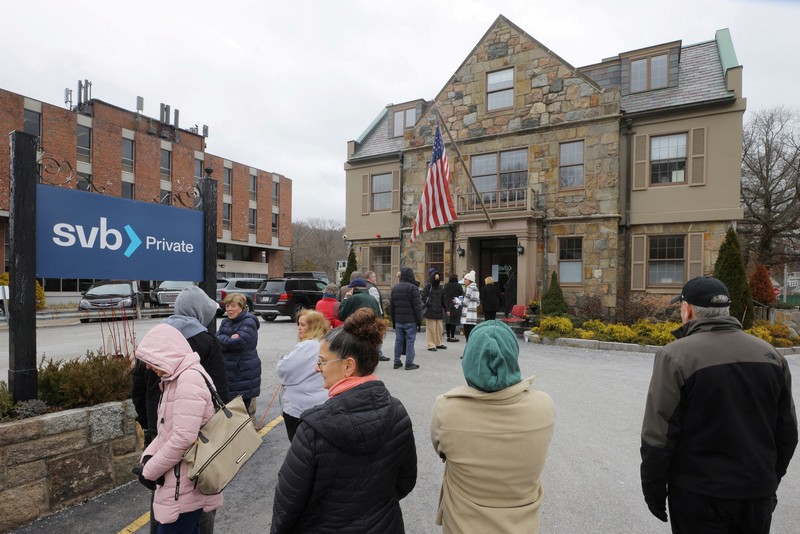 GLOBAL-BANKS/SVB Customers wait in line outside a branch of the Silicon Valley Bank in Wellesley, Massachusetts, U.S., March 13, 2023. REUTERS/Brian Snyder TPX IMAGES OF THE DAY