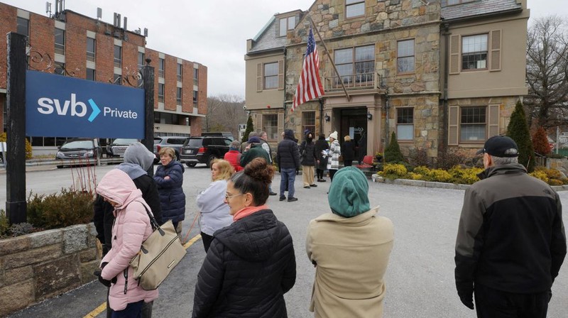 Customers wait in line outside a branch of the Silicon Valley Bank in Wellesley, Massachusetts, U.S., March 13, 2023.     REUTERS/Brian Snyder     TPX IMAGES OF THE DAY