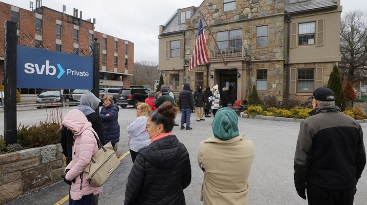 GLOBAL-BANKS/SVB Customers wait in line outside a branch of the Silicon Valley Bank in Wellesley, Massachusetts, U.S., March 13, 2023. REUTERS/Brian Snyder TPX IMAGES OF THE DAY