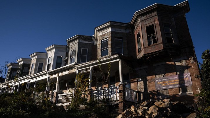 Ilustrasi Perumahan Inhabited and abandoned homes are seen along Walbrook Avenue in West Baltimore, Maryland, US, on Wednesday, Nov. 9, 2022. Photographer: Nathan Howard/Bloomberg via Getty Images The exodus from Walbrook Avenue has been replicated across the country since the subprime mortgage crisis blew up the financial system more than a decade ago and a wave of foreclosures washed through cities like Baltimore. Photographer: Nathan Howard/Bloomberg via Getty Images