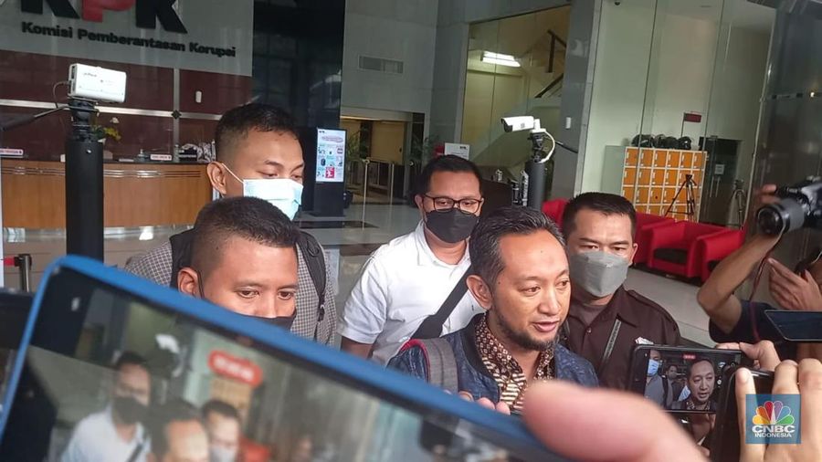 Kepala Kantor Bea Cukai Makassar Andhi Pramono memberikan penjelasan terkait harta kekayaannya yang viral di media sosial, setelah dimintai klarifikasi oleh tim LHKPN Komisi Pemberantasan Korupsi. (CNBC Indonesia/Arrijal Rachman)