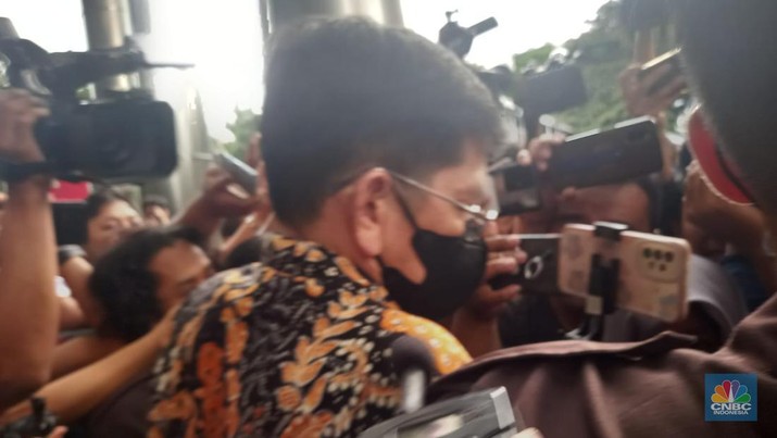 Kepala Kantor Pelayanan Pajak Madya Jakarta Timur Wahono Saputro bungkam seusai dimintai klarifikasi sekitar 7 jam oleh tim LHKPN Komisi Pemberantasan Korupsi (KPK). (CNBC Indonesia/Arrijal Rachman)