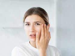 Wanita Ini 22 Tahun Tak Hapus Makeup, Kulit Iritasi hingga Merah Membara Wanita Ini 22 Tahun Tak Hapus Makeup, Kulit Iritasi hingga Merah Membara