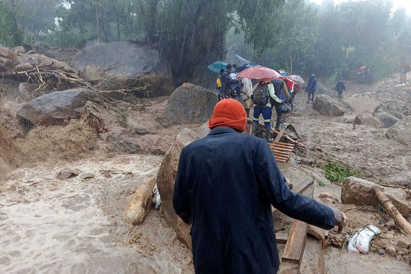 Sebuah jalan yang menghubungkan dua kota Blantyre dan Lilongwe terlihat rusak akibat hujan lebat akibat Topan Tropis Freddy di Blantyre, Malawi Selasa, 14 Maret 2023. Topan yang tak henti-hentinya melanda Afrika bagian selatan telah menewaskan lebih dari 50 orang di Malawi dan Mozambik sejak melanda benua itu untuk kedua kalinya pada Sabtu malam, pihak berwenang di kedua negara telah mengkonfirmasi. (AP Photo/Thoko Chikondi)