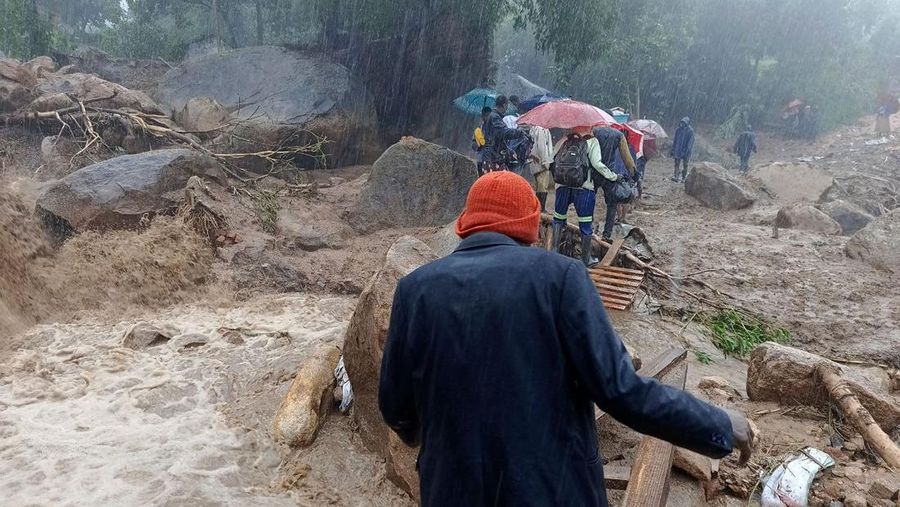 Sebuah jalan yang menghubungkan dua kota Blantyre dan Lilongwe terlihat rusak akibat hujan lebat akibat Topan Tropis Freddy di Blantyre, Malawi Selasa, 14 Maret 2023. Topan yang tak henti-hentinya melanda Afrika bagian selatan telah menewaskan lebih dari 50 orang di Malawi dan Mozambik sejak melanda benua itu untuk kedua kalinya pada Sabtu malam, pihak berwenang di kedua negara telah mengkonfirmasi. (AP Photo/Thoko Chikondi)