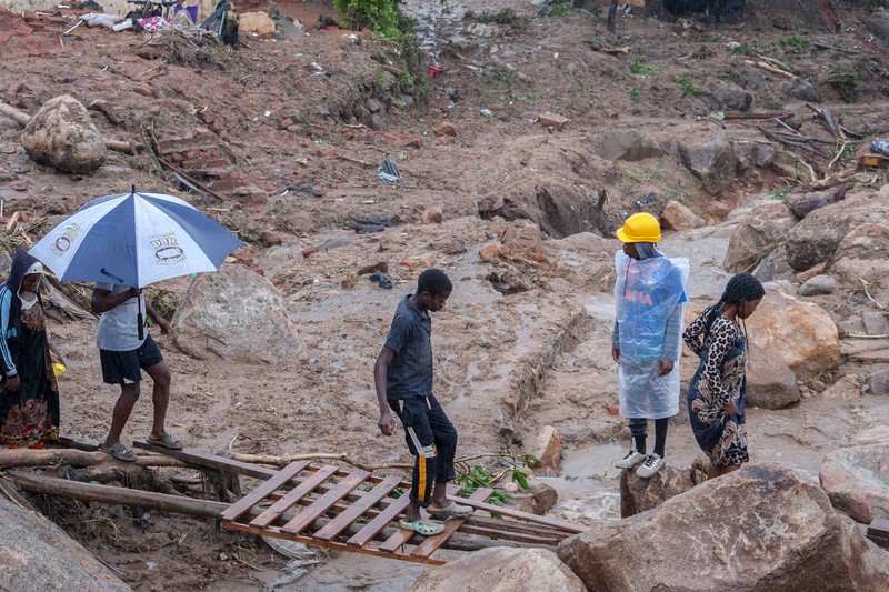 Sebuah jalan yang menghubungkan dua kota Blantyre dan Lilongwe terlihat rusak akibat hujan lebat akibat Topan Tropis Freddy di Blantyre, Malawi Selasa, 14 Maret 2023. Sebuah jalan yang menghubungkan dua kota Blantyre dan Lilongwe terlihat rusak akibat hujan lebat akibat Topan Tropis Freddy di Blantyre, Malawi Selasa, 14 Maret 2023. Topan yang tak henti-hentinya melanda Afrika bagian selatan telah menewaskan lebih dari 50 orang di Malawi dan Mozambik sejak melanda benua itu untuk kedua kalinya pada Sabtu malam, pihak berwenang di kedua negara telah mengkonfirmasi. (AP Photo/Thoko Chikondi)