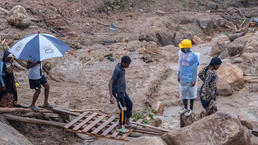 Sebuah jalan yang menghubungkan dua kota Blantyre dan Lilongwe terlihat rusak akibat hujan lebat akibat Topan Tropis Freddy di Blantyre, Malawi Selasa, 14 Maret 2023. Topan yang tak henti-hentinya melanda Afrika bagian selatan telah menewaskan lebih dari 50 orang di Malawi dan Mozambik sejak melanda benua itu untuk kedua kalinya pada Sabtu malam, pihak berwenang di kedua negara telah mengkonfirmasi. (AP Photo/Thoko Chikondi)