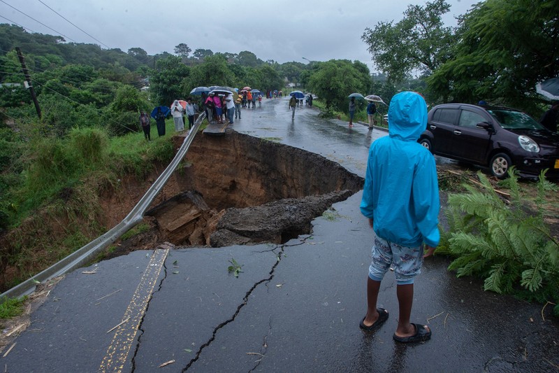 Sebuah jalan yang menghubungkan dua kota Blantyre dan Lilongwe terlihat rusak akibat hujan lebat akibat Topan Tropis Freddy di Blantyre, Malawi Selasa, 14 Maret 2023. Sebuah jalan yang menghubungkan dua kota Blantyre dan Lilongwe terlihat rusak akibat hujan lebat akibat Topan Tropis Freddy di Blantyre, Malawi Selasa, 14 Maret 2023. Topan yang tak henti-hentinya melanda Afrika bagian selatan telah menewaskan lebih dari 50 orang di Malawi dan Mozambik sejak melanda benua itu untuk kedua kalinya pada Sabtu malam, pihak berwenang di kedua negara telah mengkonfirmasi. (AP Photo/Thoko Chikondi)