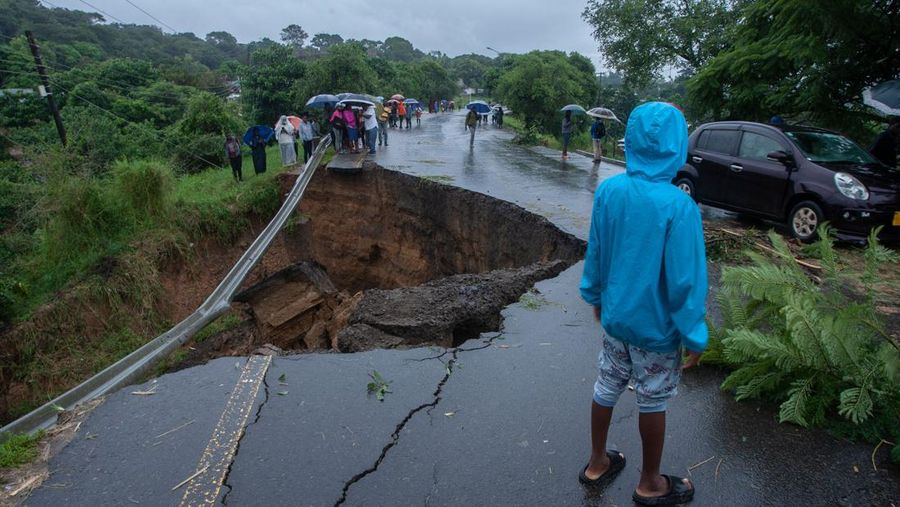 Sebuah jalan yang menghubungkan dua kota Blantyre dan Lilongwe terlihat rusak akibat hujan lebat akibat Topan Tropis Freddy di Blantyre, Malawi Selasa, 14 Maret 2023. Topan yang tak henti-hentinya melanda Afrika bagian selatan telah menewaskan lebih dari 50 orang di Malawi dan Mozambik sejak melanda benua itu untuk kedua kalinya pada Sabtu malam, pihak berwenang di kedua negara telah mengkonfirmasi. (AP Photo/Thoko Chikondi)