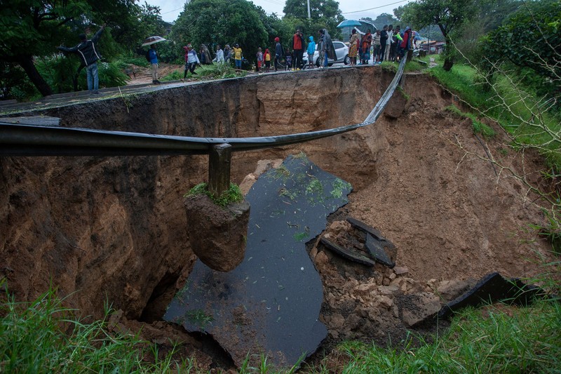 Sebuah jalan yang menghubungkan dua kota Blantyre dan Lilongwe terlihat rusak akibat hujan lebat akibat Topan Tropis Freddy di Blantyre, Malawi Selasa, 14 Maret 2023. Topan yang tak henti-hentinya melanda Afrika bagian selatan telah menewaskan lebih dari 50 orang di Malawi dan Mozambik sejak melanda benua itu untuk kedua kalinya pada Sabtu malam, pihak berwenang di kedua negara telah mengkonfirmasi. (AP Photo/Thoko Chikondi)