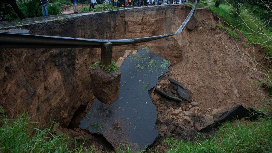Sebuah jalan yang menghubungkan dua kota Blantyre dan Lilongwe terlihat rusak akibat hujan lebat akibat Topan Tropis Freddy di Blantyre, Malawi Selasa, 14 Maret 2023. Topan yang tak henti-hentinya melanda Afrika bagian selatan telah menewaskan lebih dari 50 orang di Malawi dan Mozambik sejak melanda benua itu untuk kedua kalinya pada Sabtu malam, pihak berwenang di kedua negara telah mengkonfirmasi. (AP Photo/Thoko Chikondi)