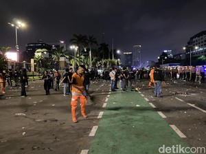 DLH DKI Angkut 17,4 Ton Sampah Usai Demo Tolak RUU Pilkada di DPR