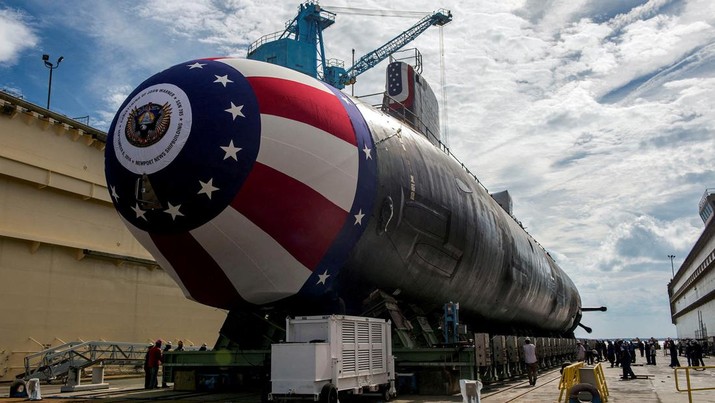 Pre-commissioning Unit (PCU) kapal selam serangan kelas Virginia John Warner (SSN 785) dipindahkan ke dok kering terapung Newport News Shipbuilding dalam persiapan untuk pembaptisan 6 September di Newport News, Virginia, AS 31 Agustus 2014. Pre-commissioning Unit (PCU) kapal selam serangan kelas Virginia John Warner (SSN 785) dipindahkan ke dok kering terapung Newport News Shipbuilding dalam persiapan untuk pembaptisan 6 September di Newport News, Virginia, AS 31 Agustus 2014. (U.S. Navy/John Whalen/Huntington Ingalls Industries/Handout via REUTERS)