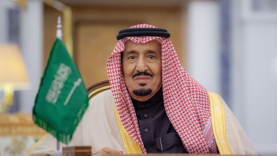 Raja Arab Saudi Salman bin Abdulaziz bertemu dengan Presiden China, Xi Jinping (tidak terlihat) di Istana Yamamah di Riyadh, Arab Saudi pada 08 Desember 2022. Presiden China Jinping berada di Arab Saudi untuk menghadiri KTT Negara-negara China-Arab dan Konferensi Tingkat Tinggi KTT Dewan Kerjasama Teluk-China (GCC). (File Foto - Royal Court of Saudi Arabia/Anadolu Agency via Getty Images)