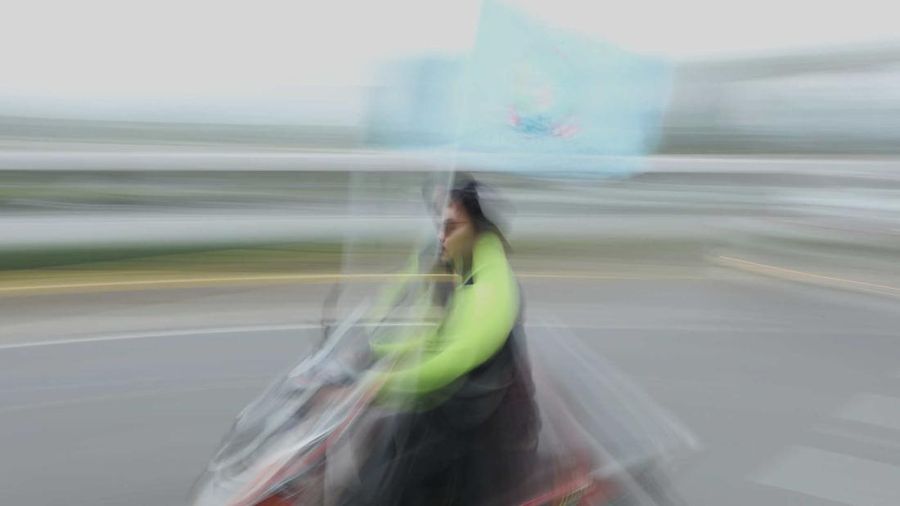 Ribuan buruh menggelar demonstrasi menolak pengesahan Undang-undang Omnibus Law Cipta Kerja di depan Gedung DPR/MPR RI, Selasa (14/3/2023).  (CNBC Indonesia/Trisusilo)