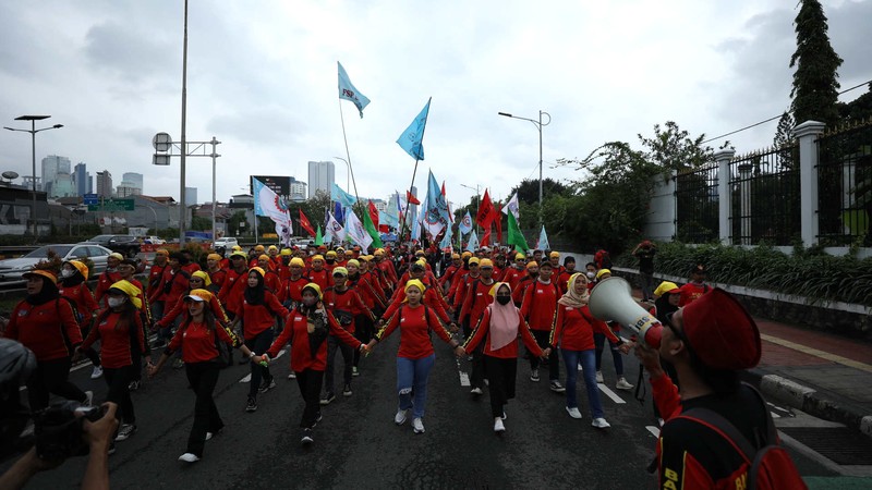 Ribuan buruh menggelar demonstrasi menolak pengesahan Undang-undang Omnibus Law Cipta Kerja di depan Gedung DPR/MPR RI, Selasa (14/3/2023). (CNBC Indonesia/Trisusilo) Ribuan buruh menggelar demonstrasi menolak pengesahan Undang-undang Omnibus Law Cipta Kerja di depan Gedung DPR/MPR RI, Selasa (14/3/2023). (CNBC Indonesia/Trisusilo)